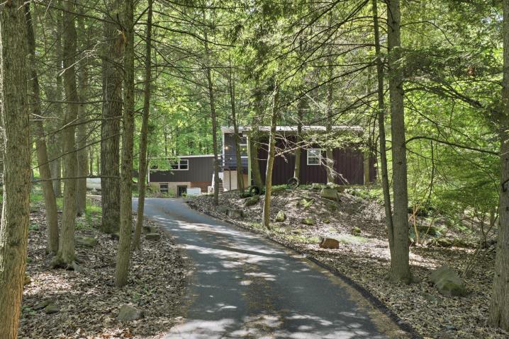Wooded driveway leading to 7 Conewago Hills Rd, Mount Gretna PA - just sold by Mike Gordon Jr.